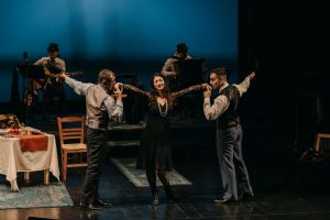 sougioul-gia-ena-brady-theater_03