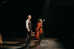 sougioul-gia-ena-brady-theater_04