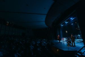 sougioul-gia-ena-brady-theater_05