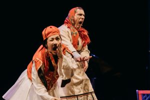 sougioul-gia-ena-brady-theater_08