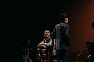 sougioul-gia-ena-brady-theater_13