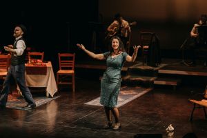 sougioul-gia-ena-brady-theater_16