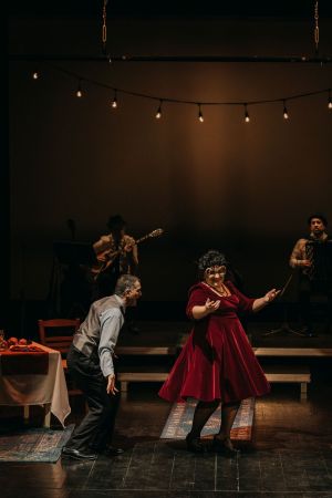 sougioul-gia-ena-brady-theater_17