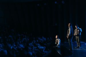 sougioul-gia-ena-brady-theater_20