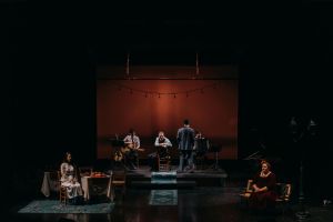 sougioul-gia-ena-brady-theater_26