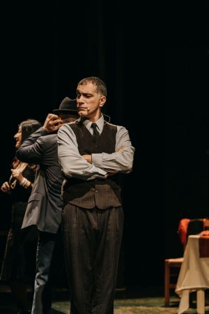 sougioul-gia-ena-brady-theater_35