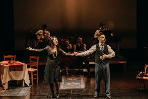 sougioul-gia-ena-brady-theater_41