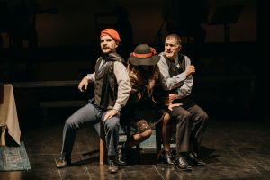 sougioul-gia-ena-brady-theater_43